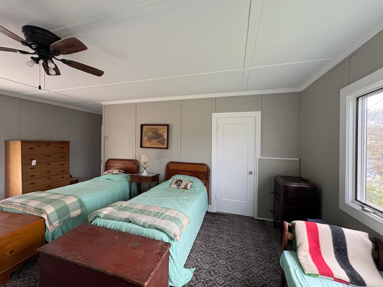 Bedroom — Twin Bed Wall after